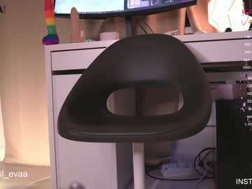 girl
        lil_eva cam image #354171