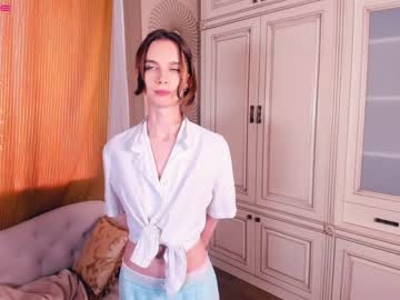 girl
        happiness_call cam image #1185789