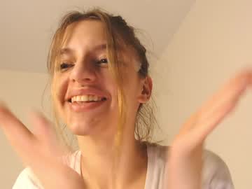 girl
        lesi_moon cam image #2144772