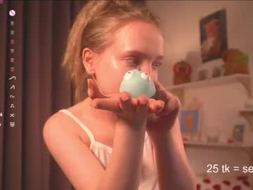 girl
        lyly_bambi cam image #6361850
