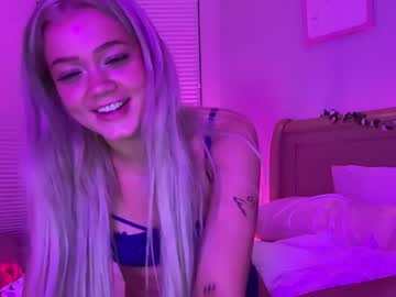 girl
        alissahuntsmann cam image #6513522
