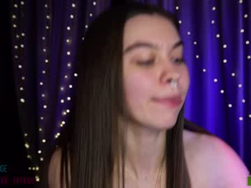 girl
        nika_lodge cam image #3751565