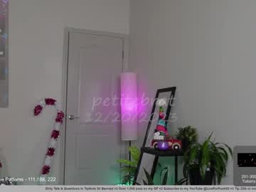 girl
        petitebrat cam image #3105918