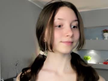 girl
        lynngroves cam image #4177614