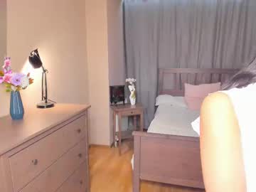 girl
        synne_glows cam image #6996196