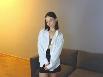 girl
        poppypaws cam image #5891453