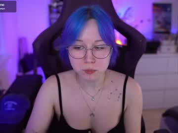 girl
        blue_mooncat cam image #4507577