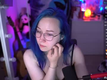 girl
        blue_mooncat cam image #2195554