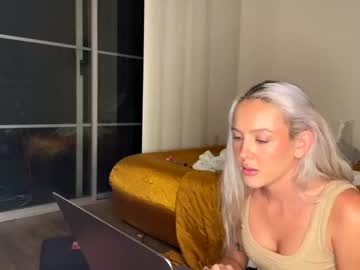 girl
        islandbarbiee cam image #1393586