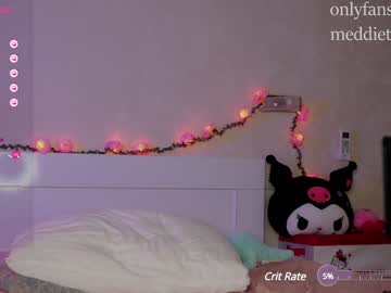 girl
        meadowthayer cam image #3455658