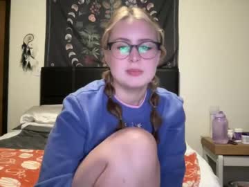 girl
        sarahmartin420 cam image #1871305