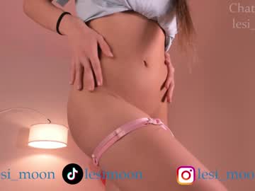 girl
        lesi_moon cam image #3509787