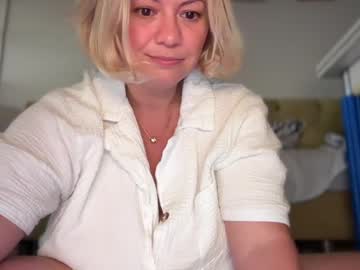 girl
        kiradivine cam image #4930450