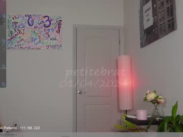 girl
        petitebrat cam image #3212455