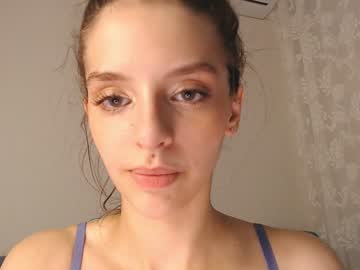 girl
        lesi_moon cam image #2137093