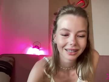 girl
        elli_harmon cam image #1827383
