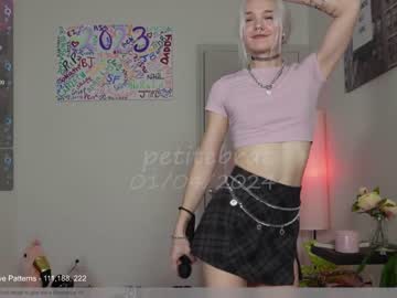 girl
        petitebrat cam image #3212954