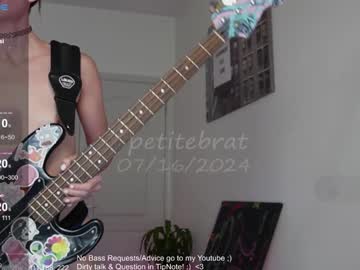 girl
        petitebrat cam image #4606154