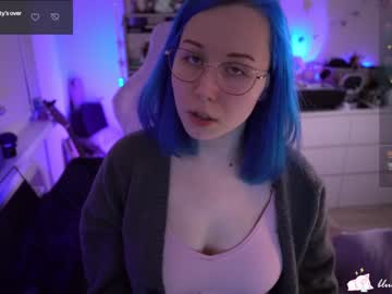 girl
        blue_mooncat cam image #3717629