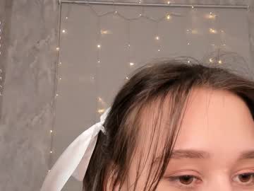 girl
        fira_milano cam image #3178490