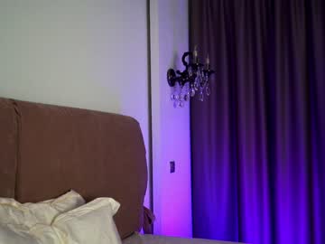 girl
        gold_blond cam image #2392387