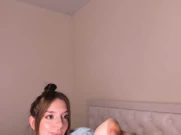 girl
        lesi_moon cam image #2204725
