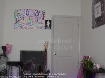 girl
        petitebrat cam image #4096209