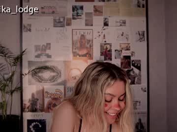 girl
        nika_lodge cam image #6933774