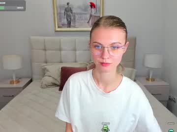 girl
        phoebepaw cam image #6387643