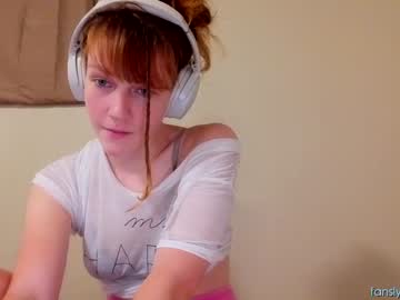 girl
        its_lily cam image #1952600
