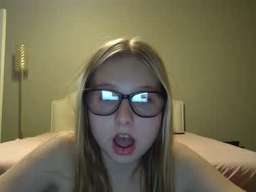 girl
        lilly_starrr cam image #5185455