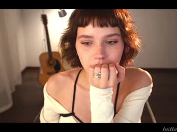 girl
        luna_ai cam image #117114