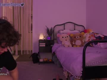 girl
        evelynpiers cam image #47525