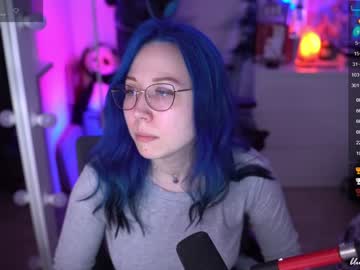 girl
        blue_mooncat cam image #2102799