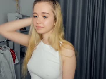 girl
        fresh_cherries cam image #2446939