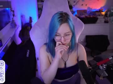 girl
        blue_mooncat cam image #4067745