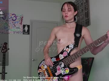girl
        petitebrat cam image #4613650