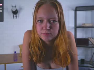 girl
        elwynacroyle cam image #5189899