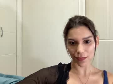 girl
        yourbonie cam image #1183787