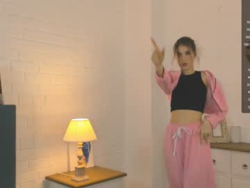 girl
        baileywalton cam image #2322544