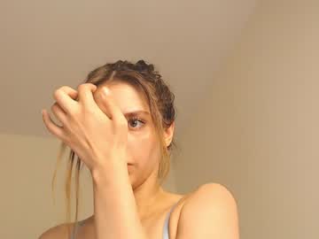 girl
        lesi_moon cam image #2128751