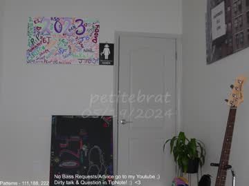 girl
        petitebrat cam image #4189182