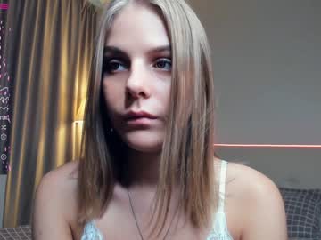 girl
        erline_may cam image #3965236