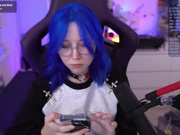 girl
        blue_mooncat cam image #5110745