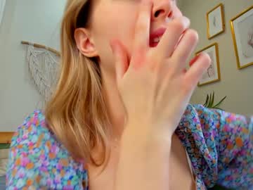 girl
        milablush cam image #1568076