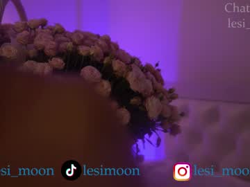 girl
        lesi_moon cam image #3469895