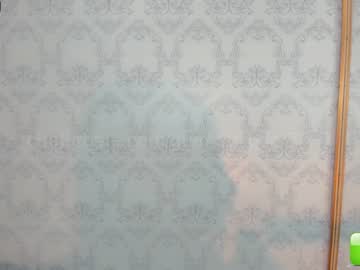girl
        gummy_bear7 cam image #857279