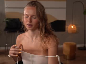 girl
        chillwithkira cam image #4485129