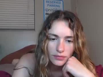 girl
        maddieb696 cam image #4301335