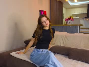 girl
        annisdwight cam image #5295516